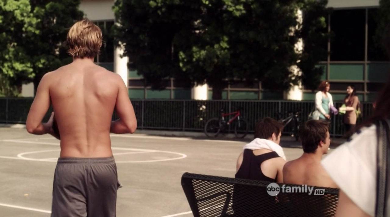 Drew Van Acker Shirtless in Pretty Little Liars Ep 2&times;04
