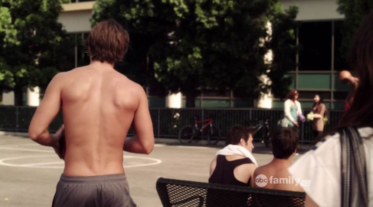 Drew Van Acker Shirtless in Pretty Little Liars Ep 2&times;04