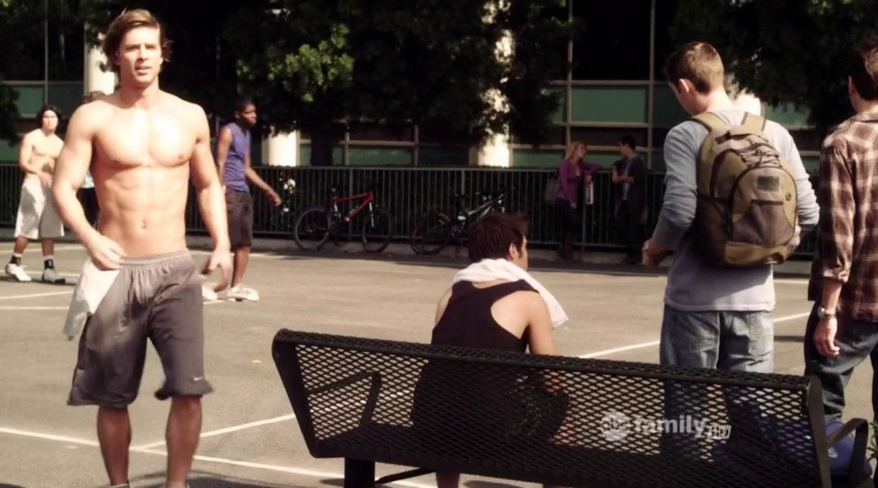 Drew Van Acker Shirtless in Pretty Little Liars Ep 2&times;04
