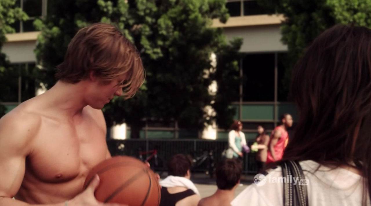 Drew Van Acker Shirtless in Pretty Little Liars Ep 2&times;04