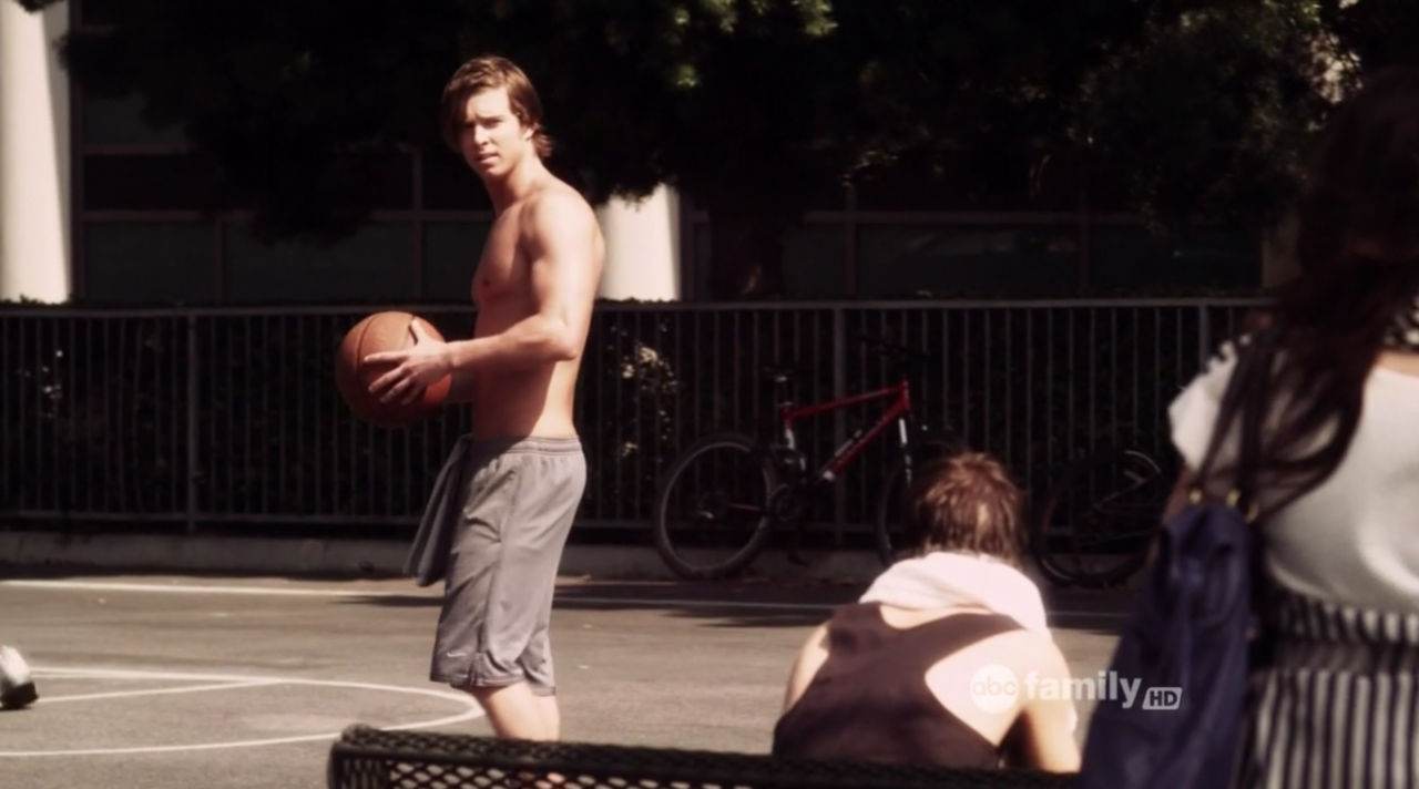 Drew Van Acker Shirtless in Pretty Little Liars Ep 2&times;04