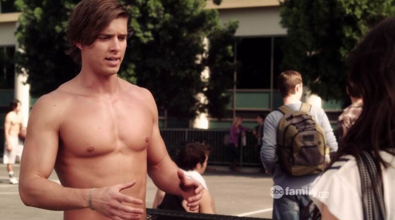 Drew Van Acker Shirtless in Pretty Little Liars Ep 2&times;04