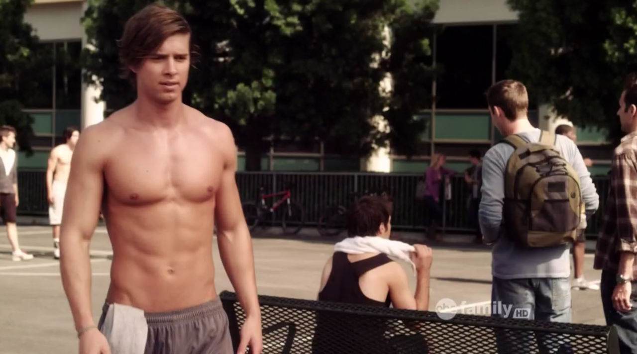 Drew Van Acker Shirtless in Pretty Little Liars Ep 2&times;04