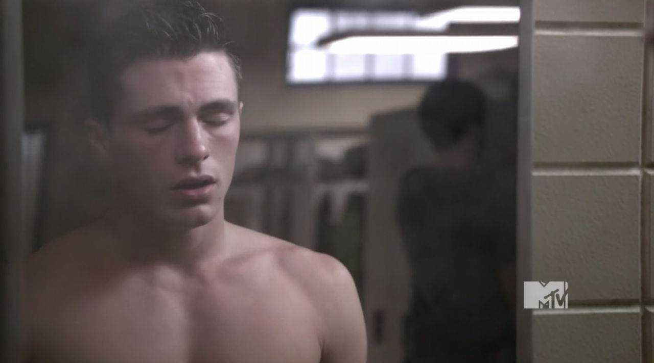 Colton Haynes & Tyler Hoechlin Shirtless in Teen Wolf Ep 1&times;05