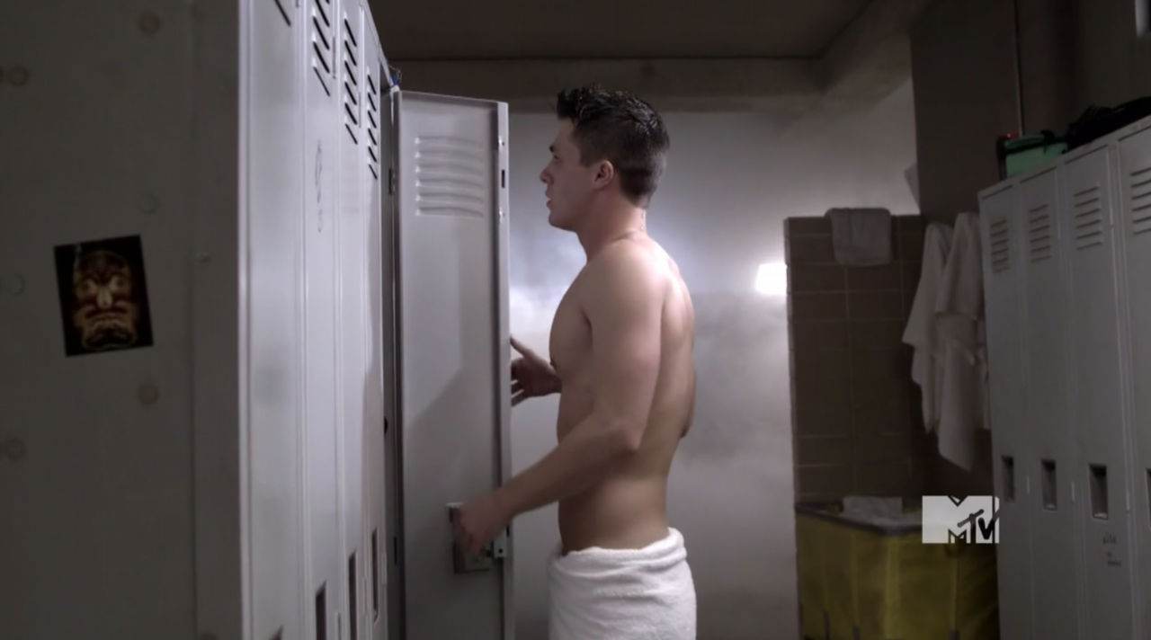 Colton Haynes & Tyler Hoechlin Shirtless in Teen Wolf Ep 1&times;05
