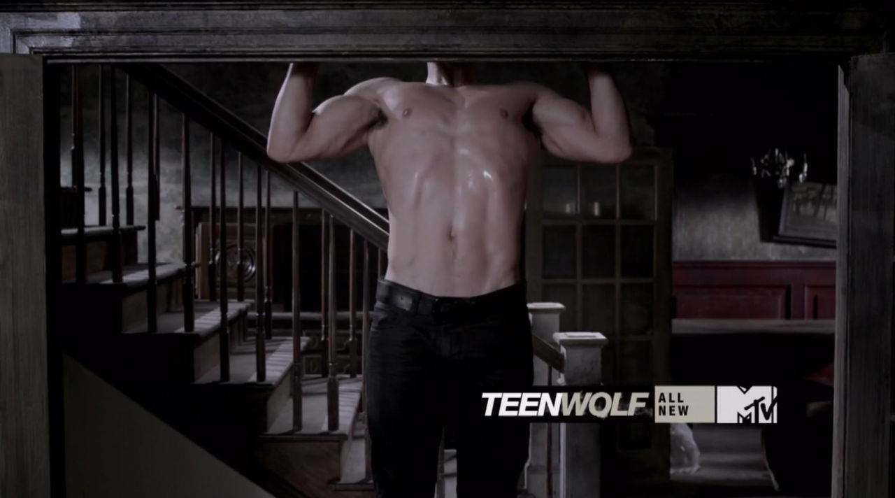 Colton Haynes & Tyler Hoechlin Shirtless in Teen Wolf Ep 1&times;05