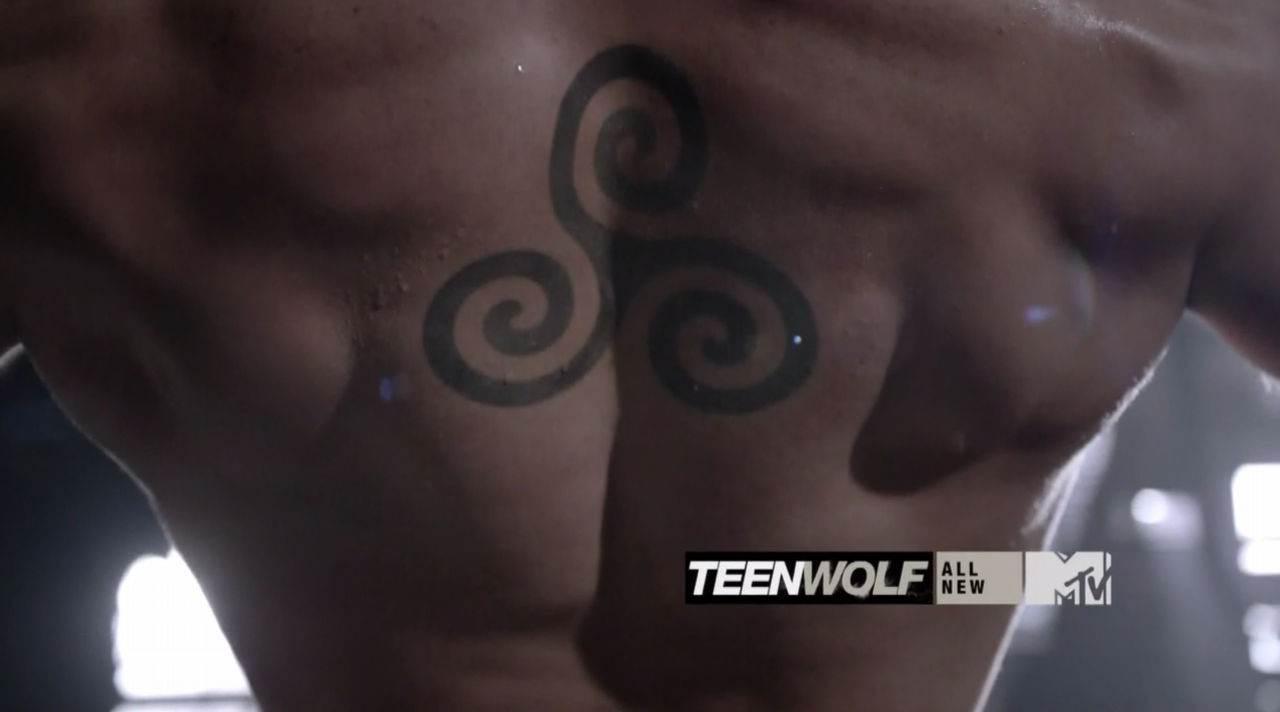 Colton Haynes & Tyler Hoechlin Shirtless in Teen Wolf Ep 1&times;05
