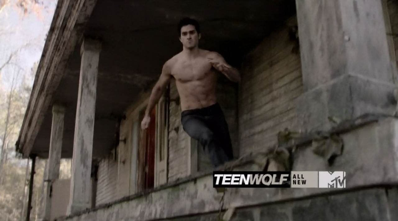 Colton Haynes & Tyler Hoechlin Shirtless in Teen Wolf Ep 1&times;05