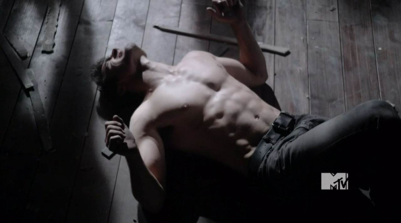 Colton Haynes & Tyler Hoechlin Shirtless in Teen Wolf Ep 1&times;05