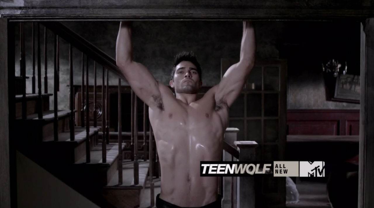 Colton Haynes & Tyler Hoechlin Shirtless in Teen Wolf Ep 1&times;05