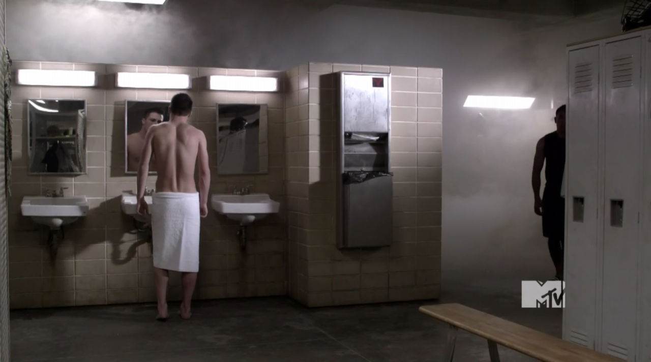 Colton Haynes & Tyler Hoechlin Shirtless in Teen Wolf Ep 1&times;05