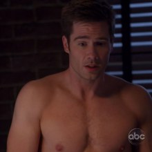Luke MacFarlane Shirtless in Brothers & Sisters