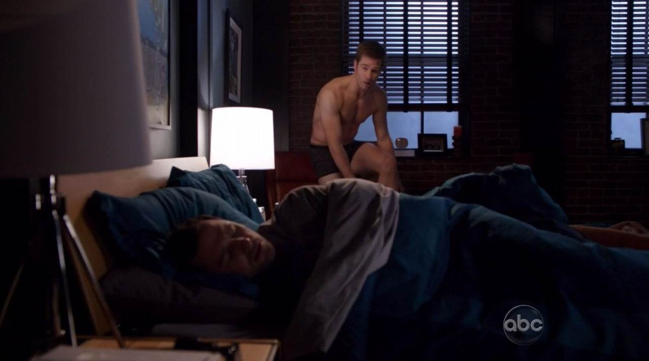 Luke MacFarlane Shirtless in Brothers & Sisters