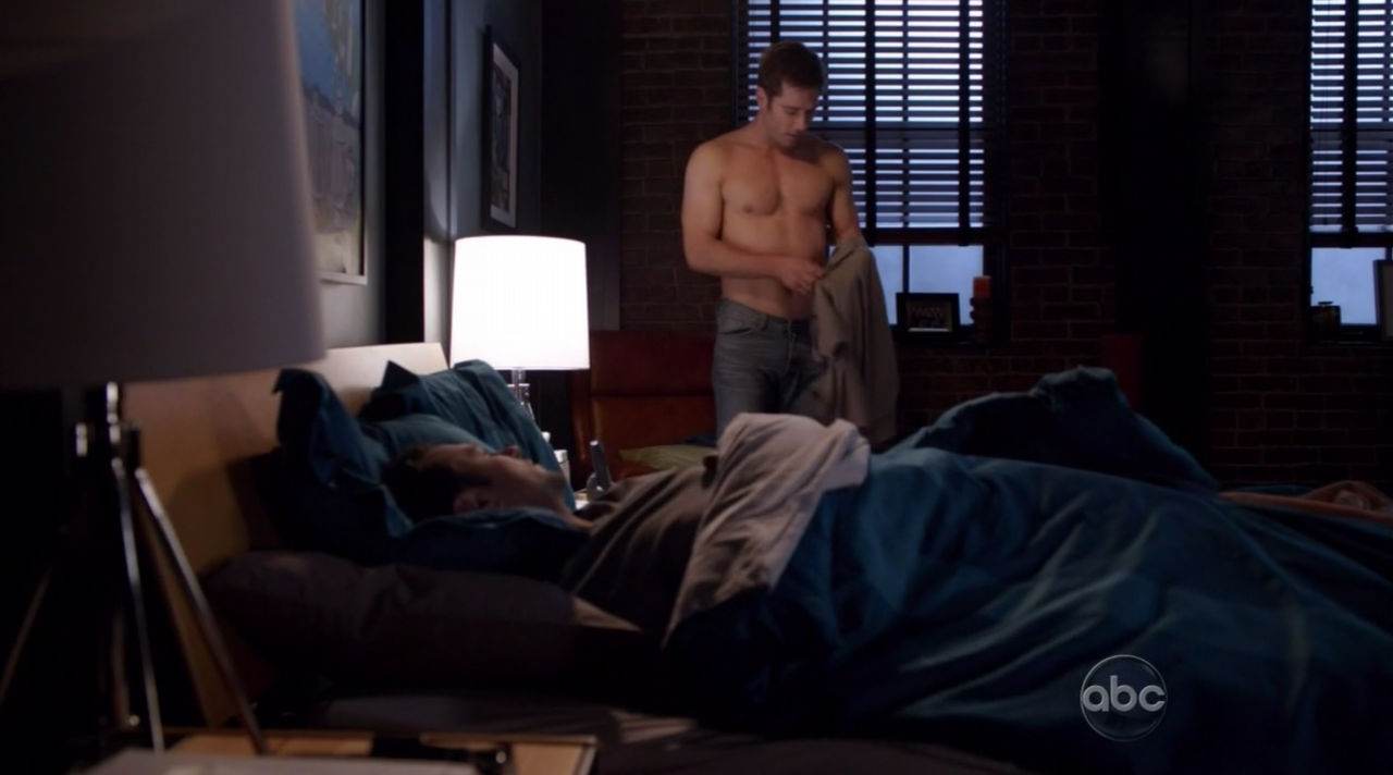 Luke MacFarlane Shirtless in Brothers & Sisters