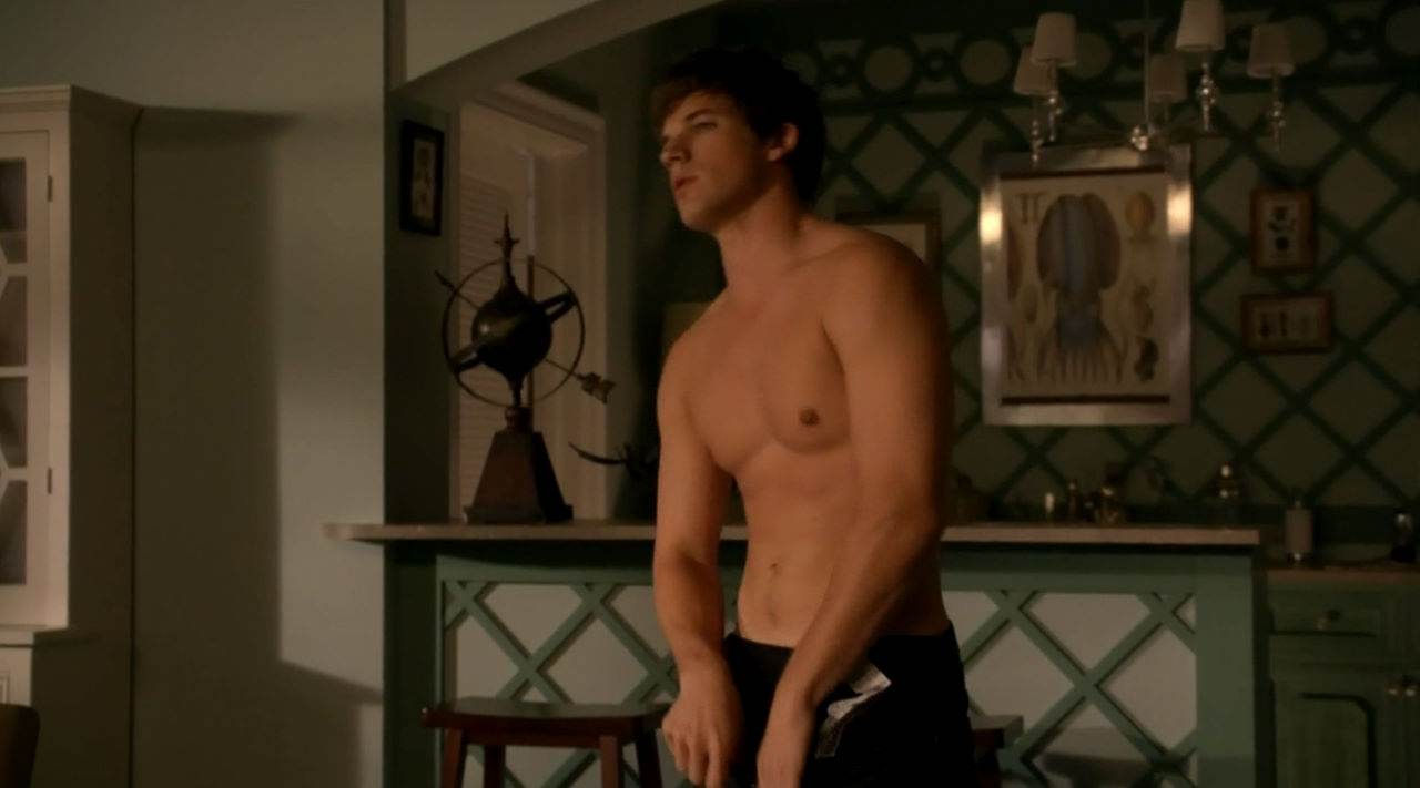 Matt Lanter Shirtless Yet Again on 90210 (Ep 3&times;07)