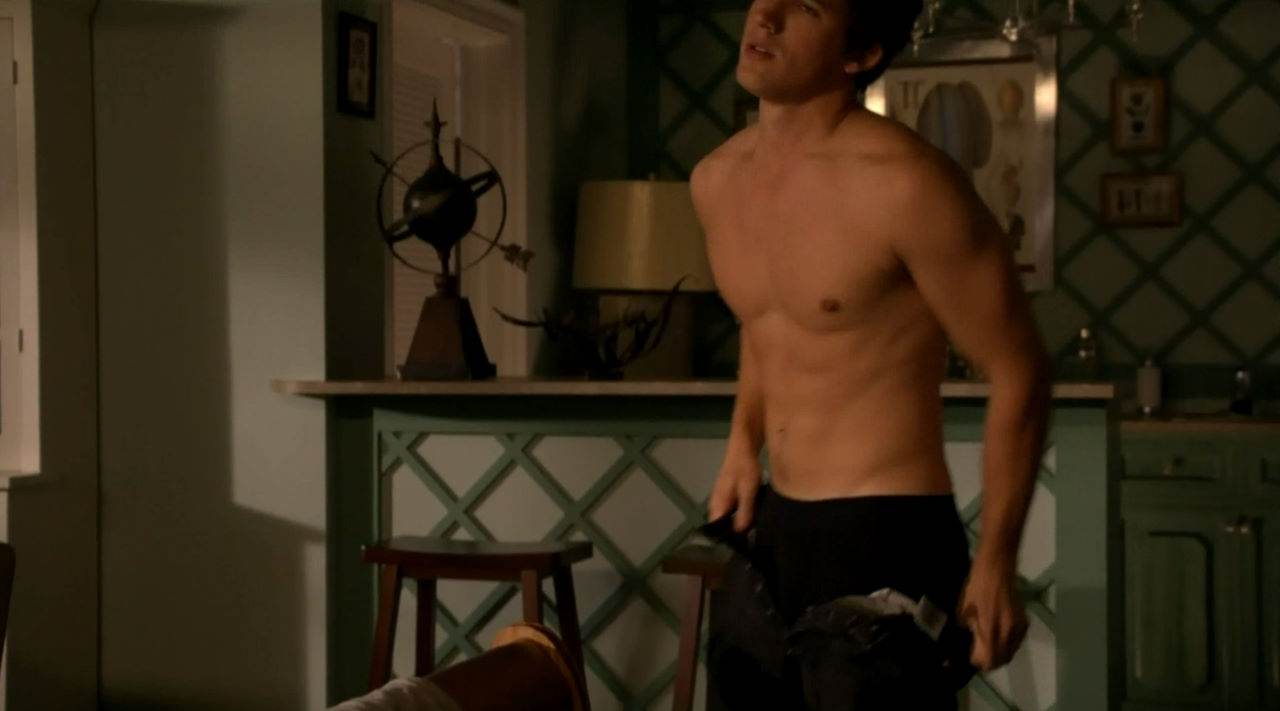Matt Lanter Shirtless Yet Again on 90210 (Ep 3&times;07)
