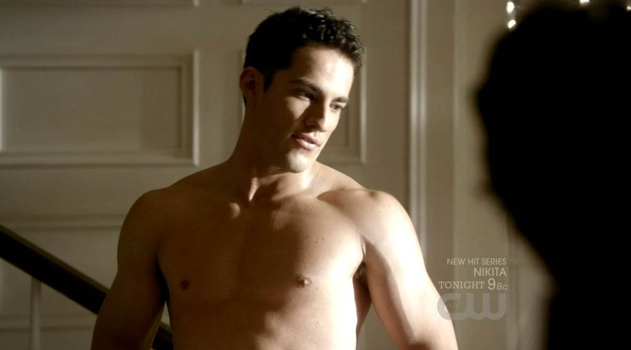 Michael Trevino Shirtless in Vampire Diaries Ep 2×02