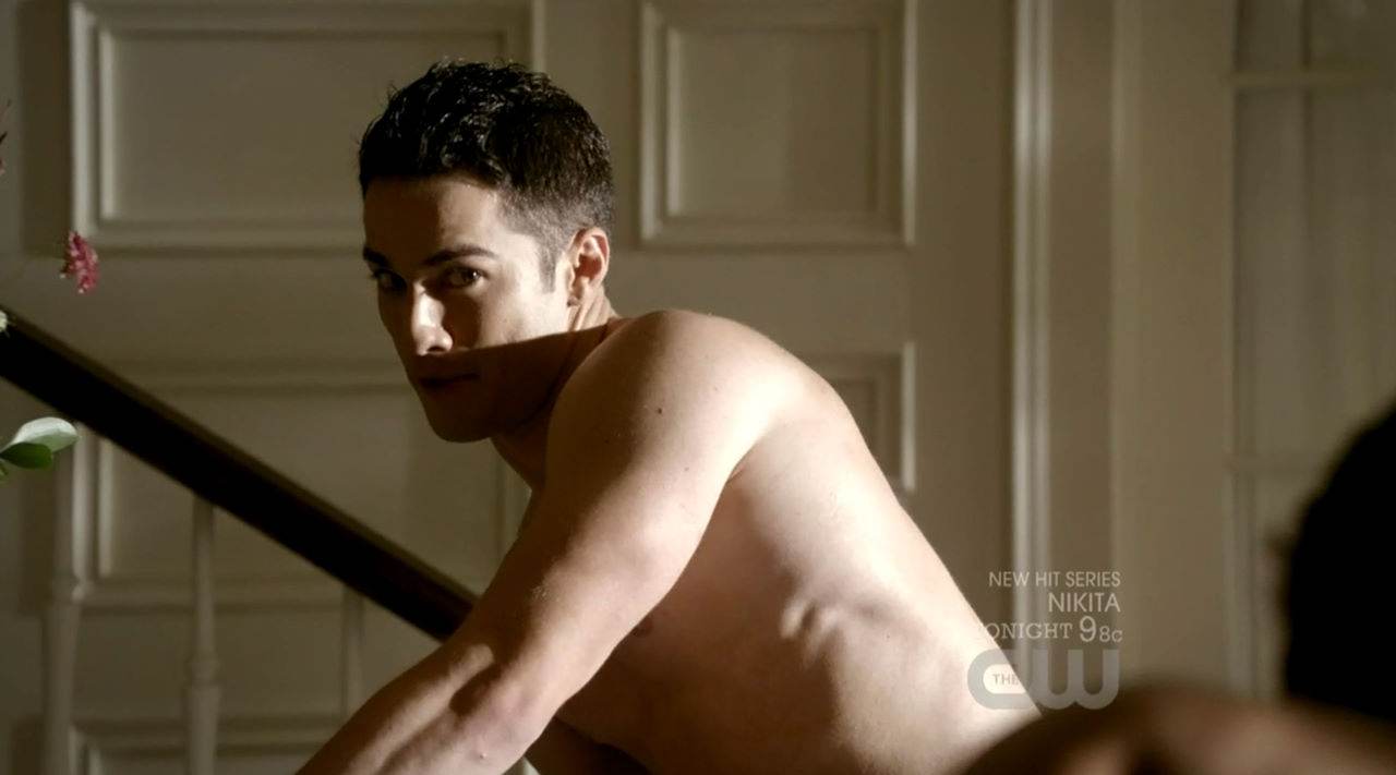 Michael Trevino Shirtless in Vampire Diaries Ep 2×02