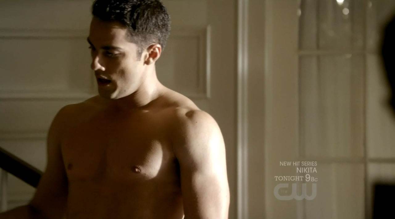 Michael Trevino Shirtless in Vampire Diaries Ep 2×02