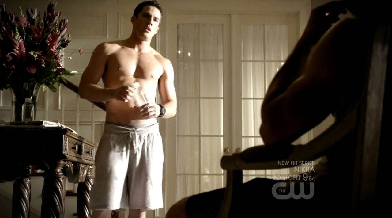 Michael Trevino Shirtless in Vampire Diaries Ep 2×02