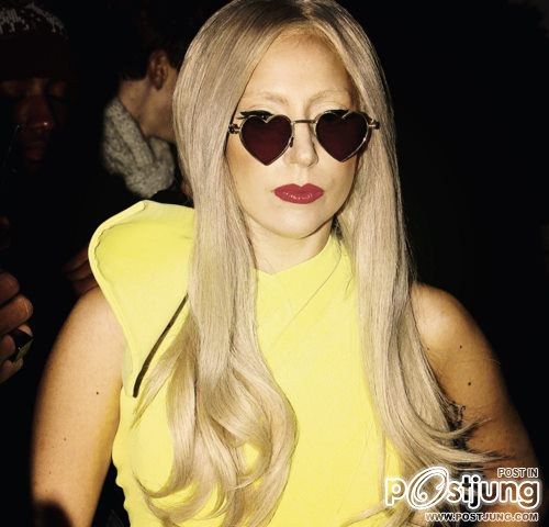คลิปโปรโมตรายการพิเศษของกาก้า "A Very Gaga Thanksgiving"ในแบบ Official
