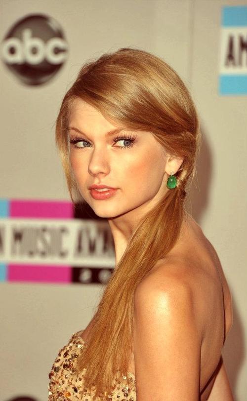 Taylor Swift ในงาน AMAs 2011 สวยมากๆๆ