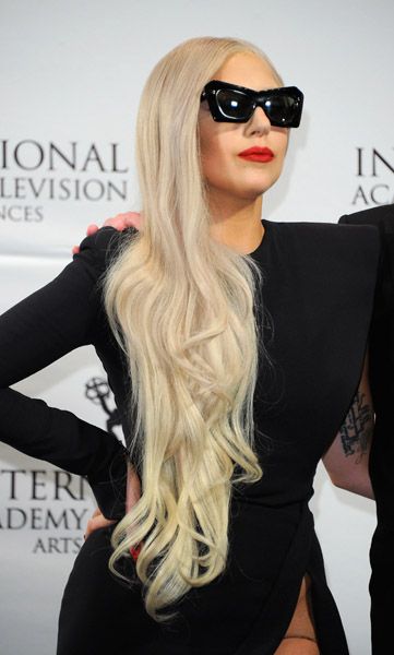 Lady Gaga ที่งาน Emmy Awards 2011