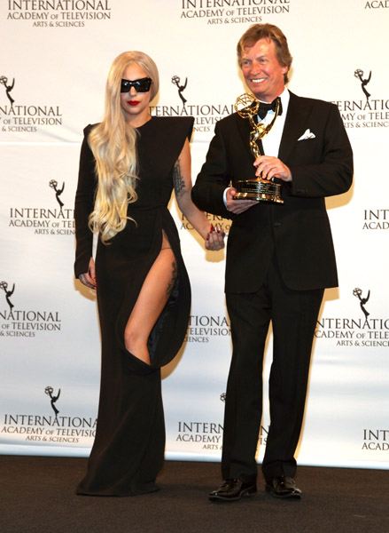 Lady Gaga ที่งาน Emmy Awards 2011