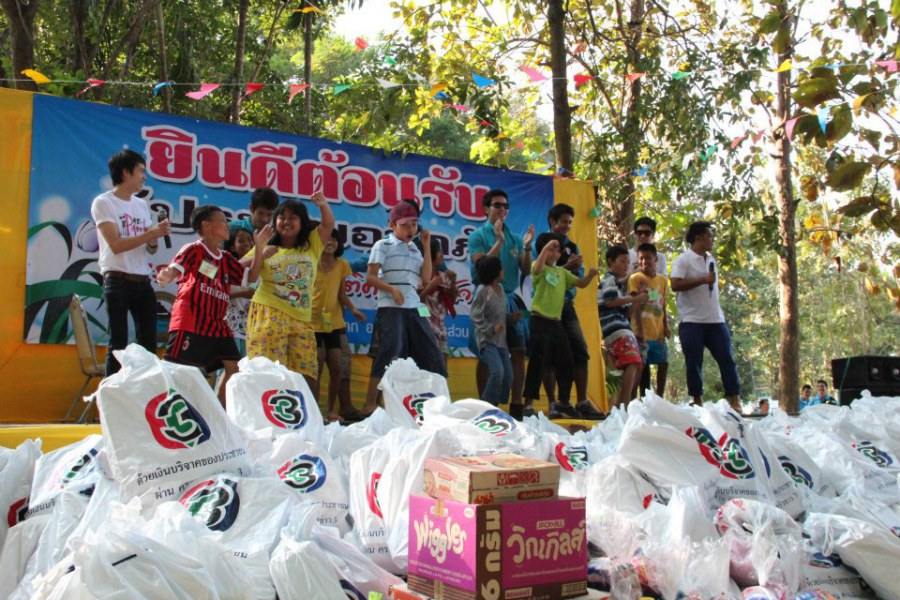 เบิร์ดแลนด์ ช่วยเหลือผู้ประสบภัยน้ำท่วม ณ.ค่ายหลวงบ้านไร่ จ.ราชบุรี