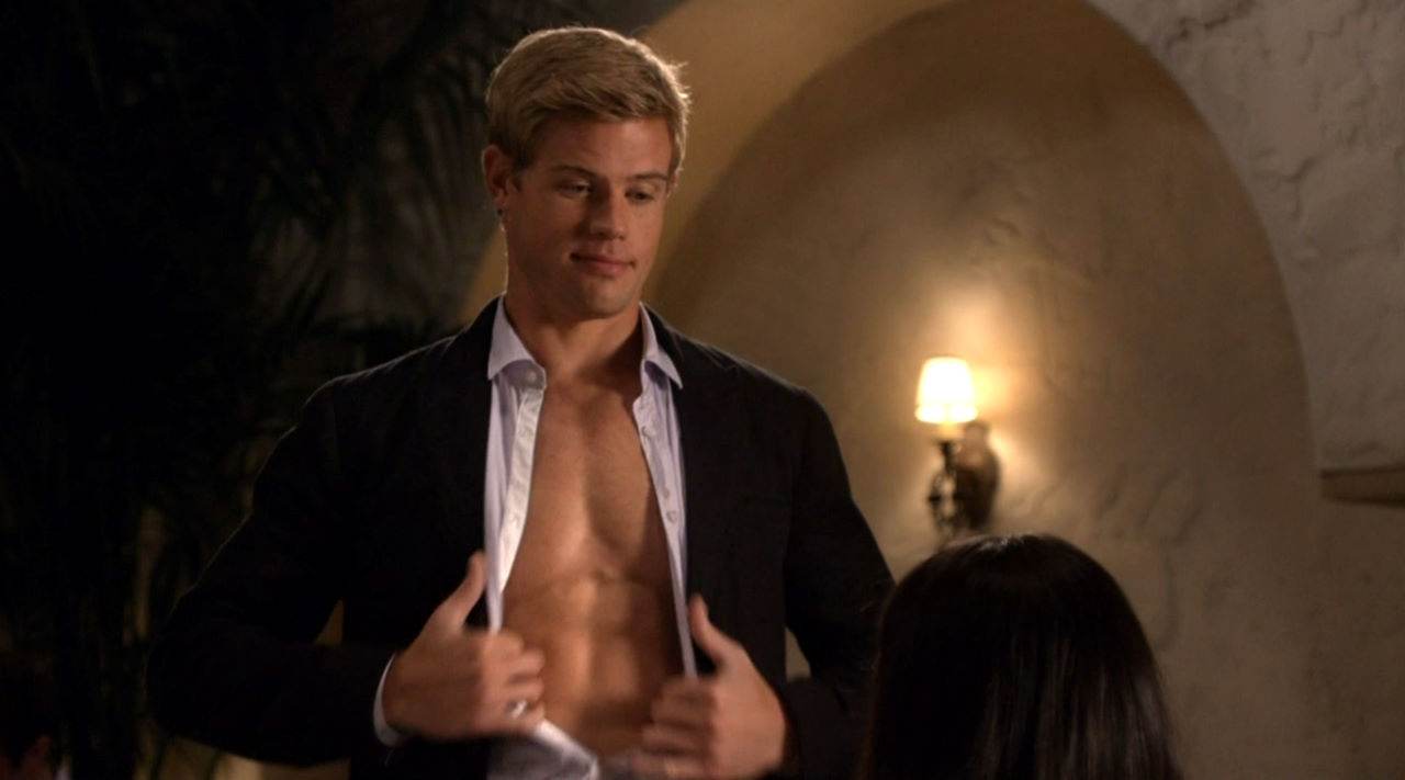 ชอบกล้ามหน้าท้องแบบนี้อ่ะ Trevor Donovan and Tristan Wilds Shirtless in 90210 Ep 2&times;04