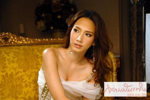 อั้ม พัชราภา กับ หน้าอก ที่สวยหรู ที่ใครๆ ก็ต้องบอกว่า ยอมเธอ เพราะเธอคือ นางพญา แห่ง วิกหมอชิต