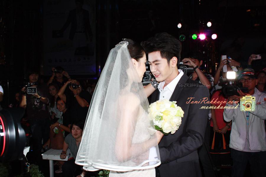 โทนี่ รากแก่น & แมท ภีรนีย์ @ งานPremiere Twilight Saga Breaking Dawn