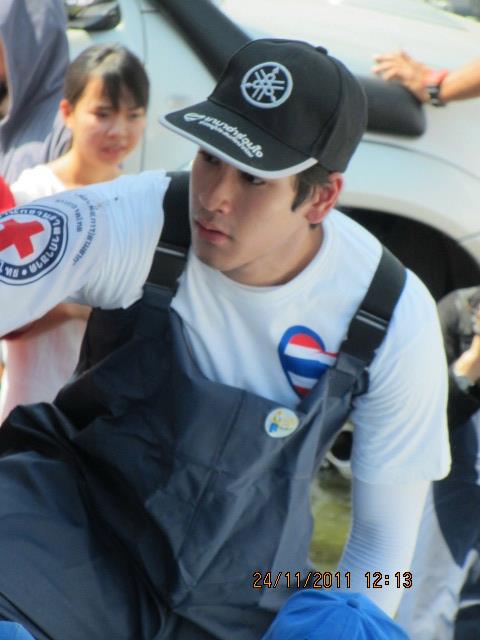 โตโน่ & ณเดชณ์ ร่วมใจช่วยเหลือผู้ประสบภัยน้ำท่วมที่หมู่บ้านรัตนโกสินทร์ ปทุมธานี