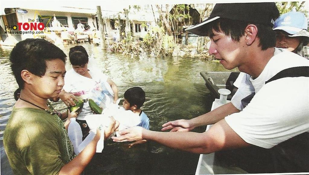 โตโน่ & ณเดชณ์ ร่วมใจช่วยเหลือผู้ประสบภัยน้ำท่วมที่หมู่บ้านรัตนโกสินทร์ ปทุมธานี