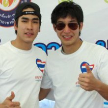 โตโน่ & ณเดชณ์ ร่วมใจช่วยเหลือผู้ประสบภัยน้ำท่วมที่หมู่บ้านรัตนโกสินทร์ ปทุมธานี
