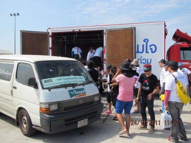 โตโน่ & ณเดชณ์ ร่วมใจช่วยเหลือผู้ประสบภัยน้ำท่วมที่หมู่บ้านรัตนโกสินทร์ ปทุมธานี