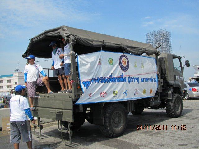 โตโน่ & ณเดชณ์ ร่วมใจช่วยเหลือผู้ประสบภัยน้ำท่วมที่หมู่บ้านรัตนโกสินทร์ ปทุมธานี