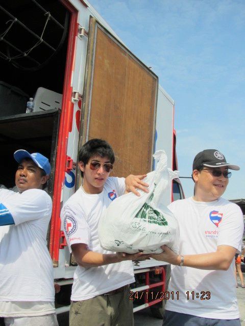 โตโน่ & ณเดชณ์ ร่วมใจช่วยเหลือผู้ประสบภัยน้ำท่วมที่หมู่บ้านรัตนโกสินทร์ ปทุมธานี