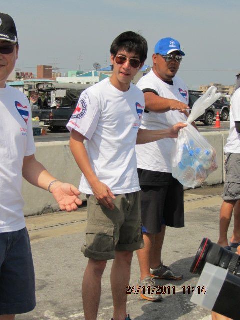 โตโน่ & ณเดชณ์ ร่วมใจช่วยเหลือผู้ประสบภัยน้ำท่วมที่หมู่บ้านรัตนโกสินทร์ ปทุมธานี