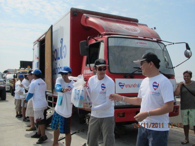 โตโน่ & ณเดชณ์ ร่วมใจช่วยเหลือผู้ประสบภัยน้ำท่วมที่หมู่บ้านรัตนโกสินทร์ ปทุมธานี