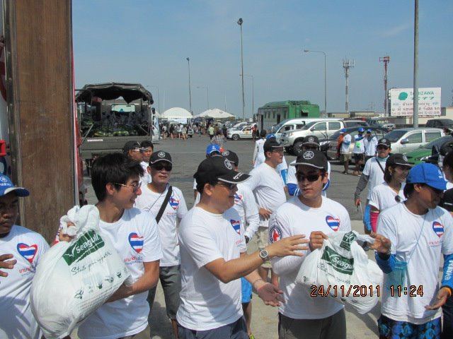 โตโน่ & ณเดชณ์ ร่วมใจช่วยเหลือผู้ประสบภัยน้ำท่วมที่หมู่บ้านรัตนโกสินทร์ ปทุมธานี