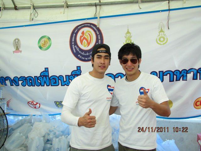 โตโน่ & ณเดชณ์ ร่วมใจช่วยเหลือผู้ประสบภัยน้ำท่วมที่หมู่บ้านรัตนโกสินทร์ ปทุมธานี