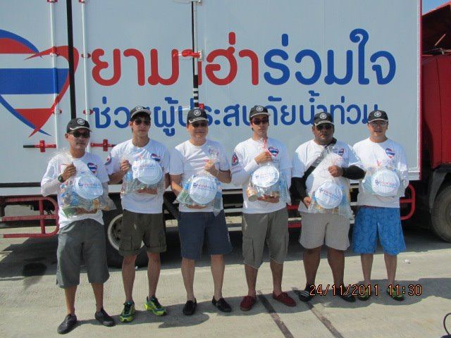 โตโน่ & ณเดชณ์ ร่วมใจช่วยเหลือผู้ประสบภัยน้ำท่วมที่หมู่บ้านรัตนโกสินทร์ ปทุมธานี