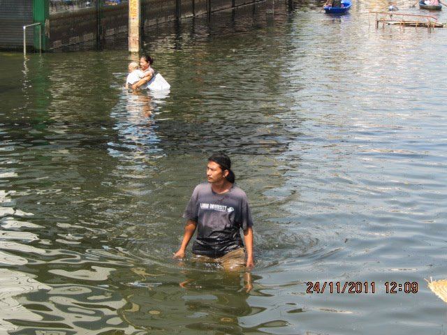 โตโน่ & ณเดชณ์ ร่วมใจช่วยเหลือผู้ประสบภัยน้ำท่วมที่หมู่บ้านรัตนโกสินทร์ ปทุมธานี