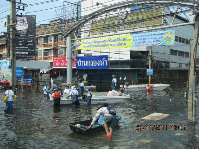 โตโน่ & ณเดชณ์ ร่วมใจช่วยเหลือผู้ประสบภัยน้ำท่วมที่หมู่บ้านรัตนโกสินทร์ ปทุมธานี