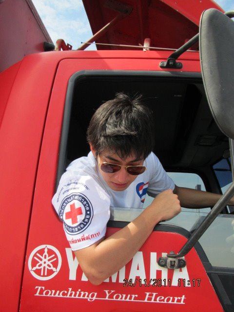 โตโน่ & ณเดชณ์ ร่วมใจช่วยเหลือผู้ประสบภัยน้ำท่วมที่หมู่บ้านรัตนโกสินทร์ ปทุมธานี