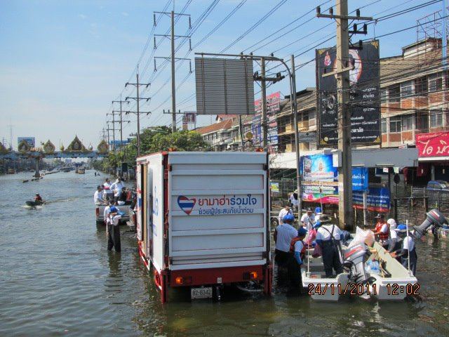 โตโน่ & ณเดชณ์ ร่วมใจช่วยเหลือผู้ประสบภัยน้ำท่วมที่หมู่บ้านรัตนโกสินทร์ ปทุมธานี