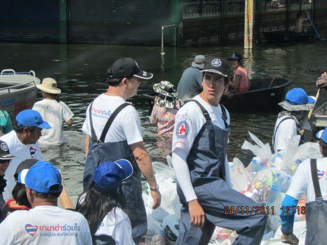 โตโน่ & ณเดชณ์ ร่วมใจช่วยเหลือผู้ประสบภัยน้ำท่วมที่หมู่บ้านรัตนโกสินทร์ ปทุมธานี