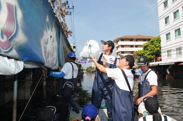 โตโน่ & ณเดชณ์ ร่วมใจช่วยเหลือผู้ประสบภัยน้ำท่วมที่หมู่บ้านรัตนโกสินทร์ ปทุมธานี