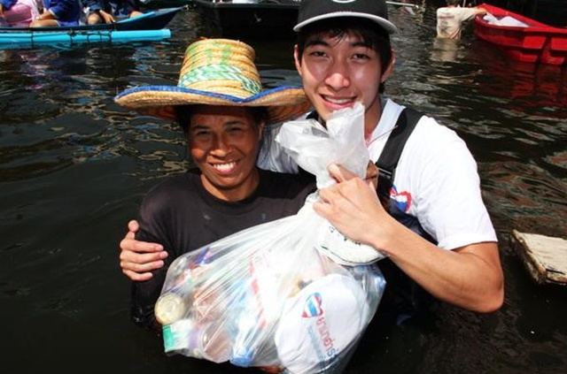 โตโน่ & ณเดชณ์ ร่วมใจช่วยเหลือผู้ประสบภัยน้ำท่วมที่หมู่บ้านรัตนโกสินทร์ ปทุมธานี